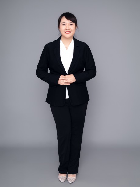 冯玥律师，女，1990年出生，毕业于甘肃政法学院法学专业。2015年通过国家司法资格考试，从事律师职业2年，现为甘肃赛莱律师事务所律师。