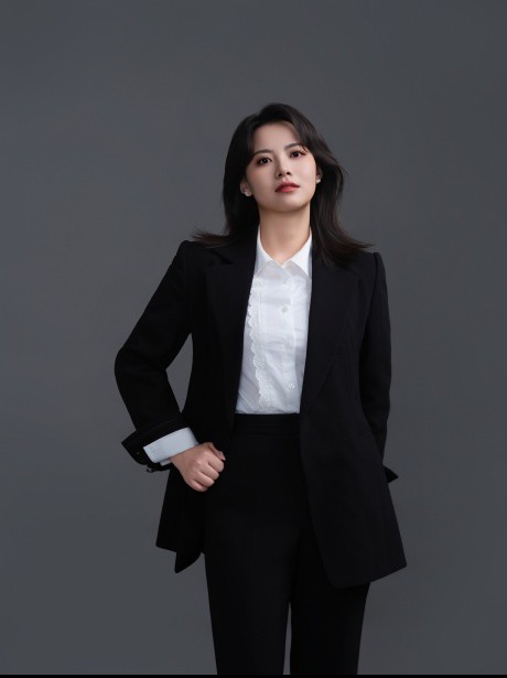 何钰辉,女,汉族,2016年通过国家司法考试,现为甘肃赛莱律师事务所专职律师。