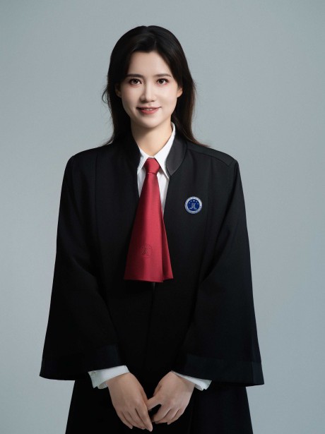 崇淑芳,女,汉族,1991年7月出生,毕业于甘肃政法大学,大学本科学历,刑事科学技术专业。2016年通过国家司法考试,2019年8月取得律师执业资格证,现为甘肃赛莱律师事务所专职律师。2019年被表彰