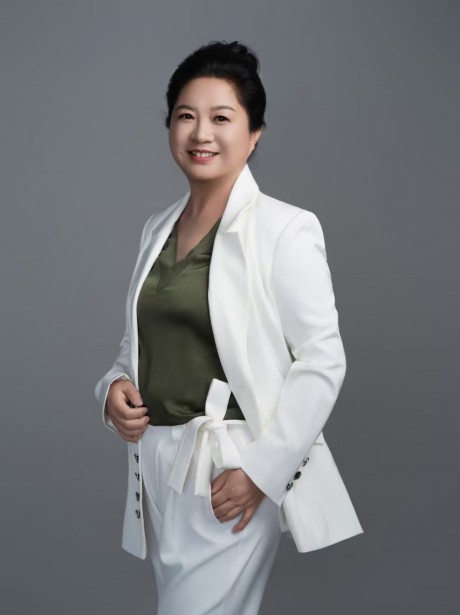 周清馨，女，1971年6月出生，毕业于甘肃政法学院。1996年11月取得律师资格证，执业证号：16201199611954690。现担任甘肃赛莱律师事务所合伙人。