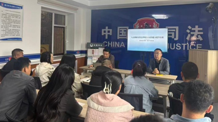 基层是社会治理的“神经末梢”，也是服务群众的“最前沿”。为进一步提升基层人民调解员的法律素养和矛盾化解能力，助力构建和谐社区，近日，兰州市城关区青白石街道司法所特邀甘肃赛莱律师事务所专职律师刘世冬，为
